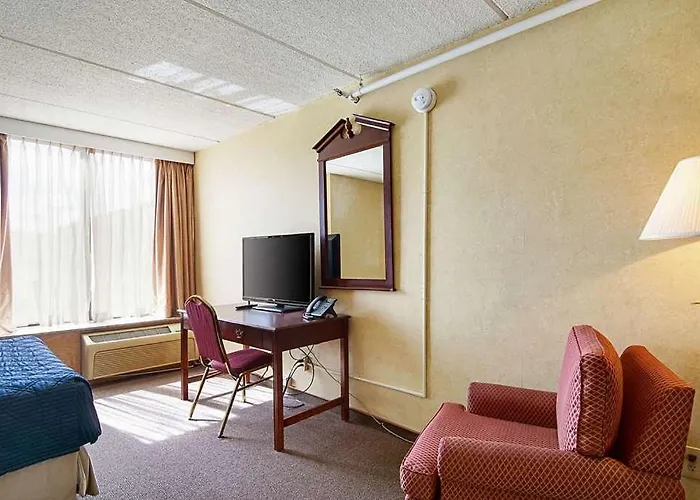 & Studio Hotel North Aurora